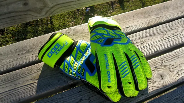 Luvas de goleiro: os tipos de corte, o látex e como escolher a sua