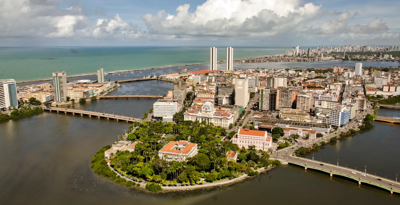 Onde jogar futebol em Recife: os melhores campos, quadras e arenas society
