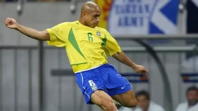 O gol de falta de Roberto Carlos em 1997: a física por trás da curva impossível