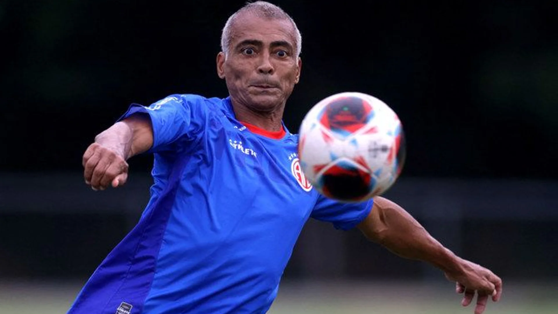 Romário fez 1000 gols? O que dizem as contagens oficiais