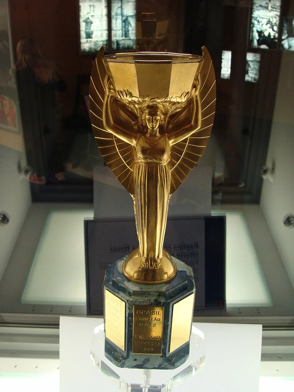 Réplica do troféu Jules Rimet, entregue aos campeões da Copa do Mundo até 1970